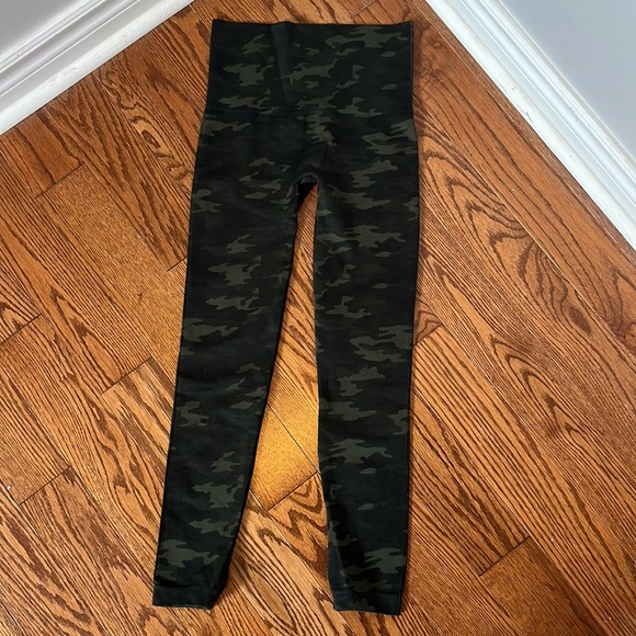 SPANX Look at Me Now Seamless Leggings (in Green Camo - Size S) - Picture 2 of 4